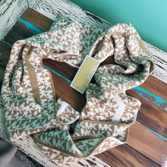 Michael Kors Signature Infinity Scarf - Picture 4 of 4